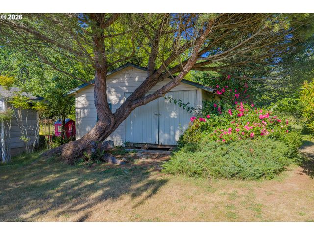 635 25TH St, Myrtle Point, OR 97458