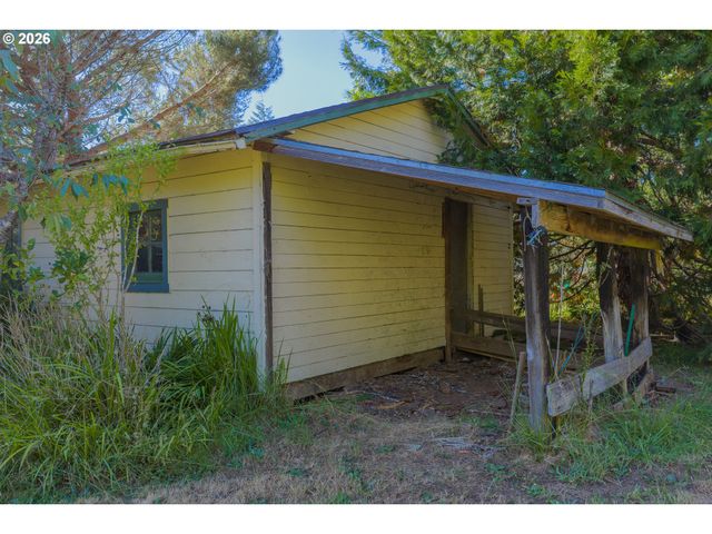 635 25TH St, Myrtle Point, OR 97458