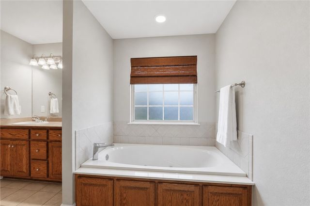 596 N Fox Meadows Lane, Fayetteville, AR 72704