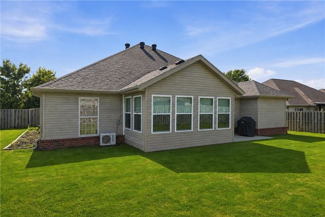 596 N Fox Meadows Lane, Fayetteville, AR 72704