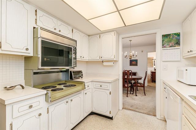 936 N RIVERHILLS DRIVE, Temple Terrace, FL 33617