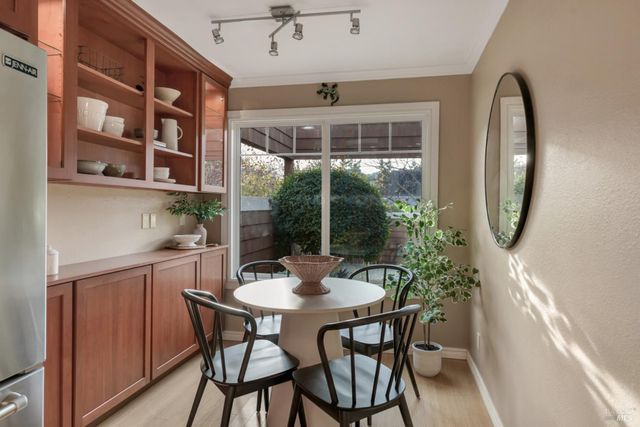 327 Buttercup Ct, Sonoma, CA 95476