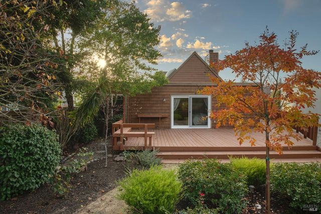 327 Buttercup Ct, Sonoma, CA 95476