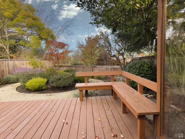 327 Buttercup Ct, Sonoma, CA 95476