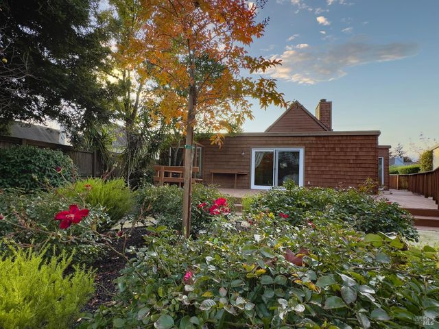 327 Buttercup Ct, Sonoma, CA 95476