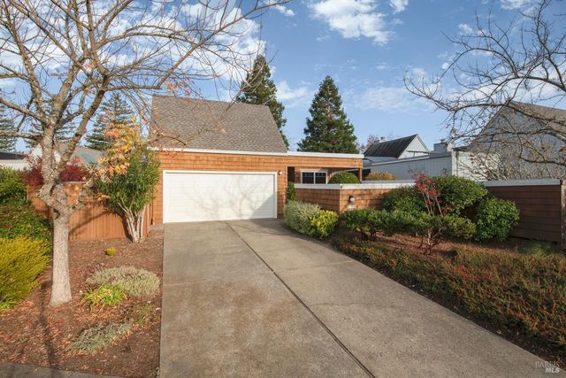 327 Buttercup Ct, Sonoma, CA 95476