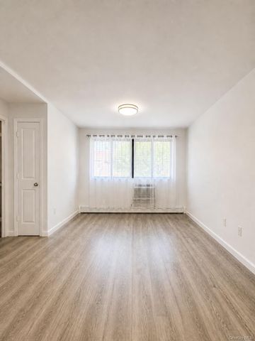 91-06 Whitney Avenue 2B, Elmhurst, NY 11373