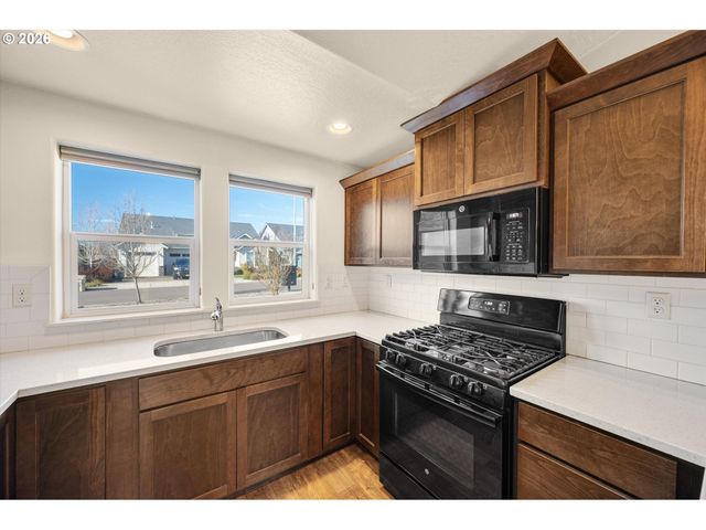 578 Se LINES St, Dallas, OR 97338