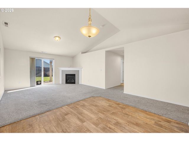 578 Se LINES St, Dallas, OR 97338