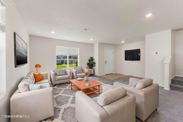 130 E Spirea LN, Hayden, ID 83835