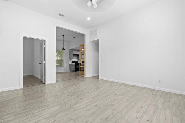 204 E Brenham ST, Elgin, TX 78621