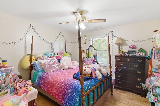 615 Rogues Fork Rd, Bethpage, TN 37022