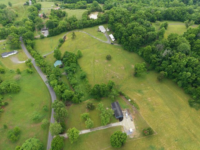 615 Rogues Fork Rd, Bethpage, TN 37022