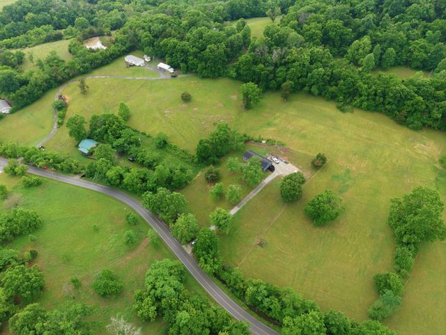 615 Rogues Fork Rd, Bethpage, TN 37022