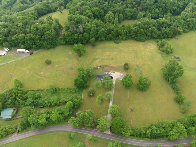 615 Rogues Fork Rd, Bethpage, TN 37022