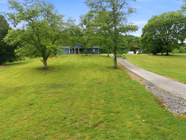615 Rogues Fork Rd, Bethpage, TN 37022