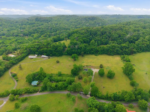 615 Rogues Fork Rd, Bethpage, TN 37022