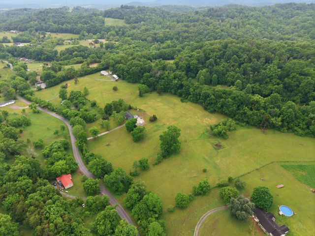 615 Rogues Fork Rd, Bethpage, TN 37022