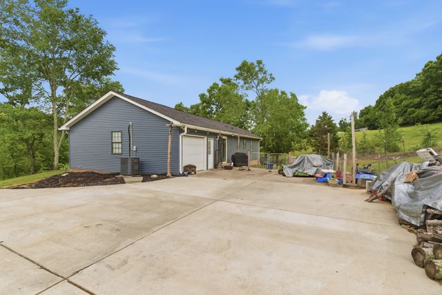 615 Rogues Fork Rd, Bethpage, TN 37022