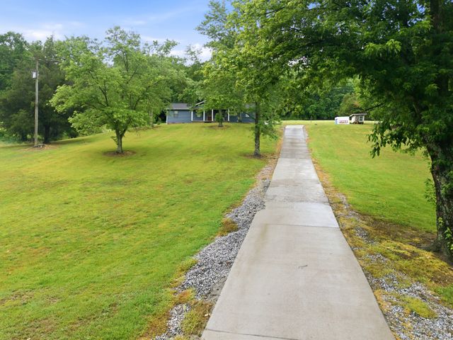 615 Rogues Fork Rd, Bethpage, TN 37022
