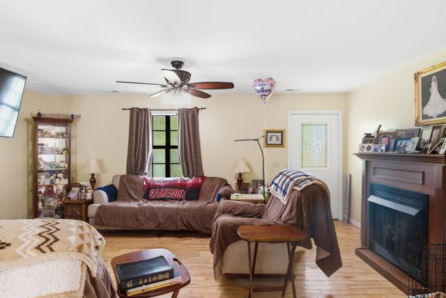 615 Rogues Fork Rd, Bethpage, TN 37022
