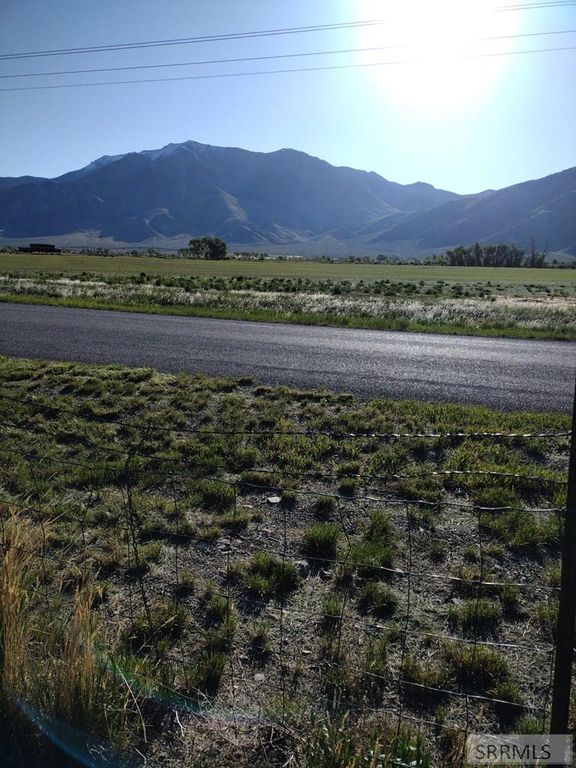 Image 8 of property listing at 3195 N 3350 W, Moore, ID 83255