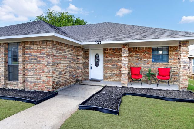 923 Moore Street, Cedar Hill, TX 75104