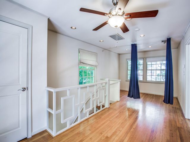 2250 W Main Street, Houston, TX 77098