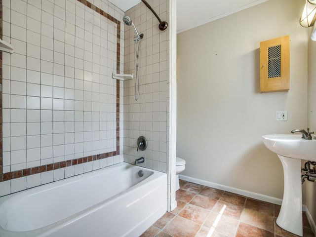 2250 W Main Street, Houston, TX 77098