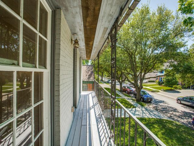 2250 W Main Street, Houston, TX 77098