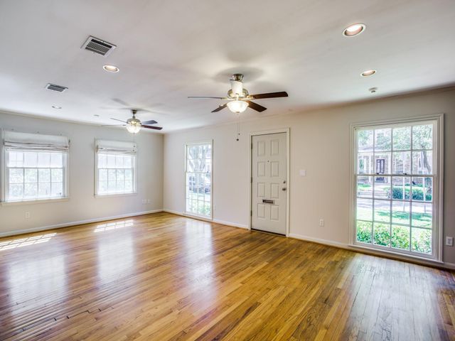 2250 W Main Street, Houston, TX 77098