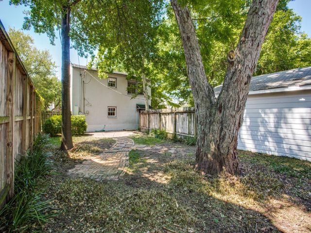 2250 W Main Street, Houston, TX 77098