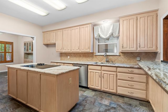 6512 Shorewood Drive, Arlington, TX 76016