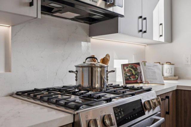 1433 Floribunda Avenue 8, Burlingame, CA 94010