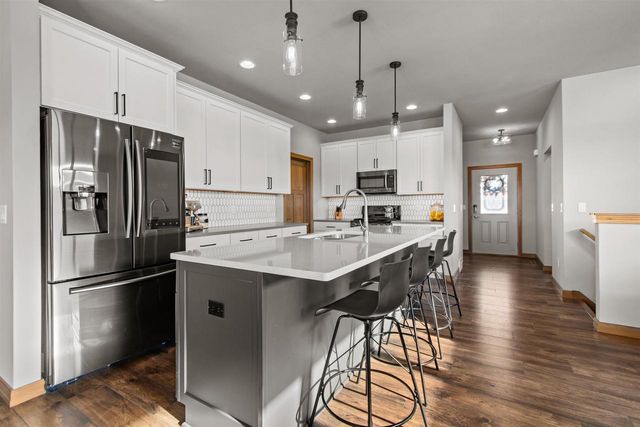 4647 N CHERRYVALE AVENUE, Appleton, WI 54913