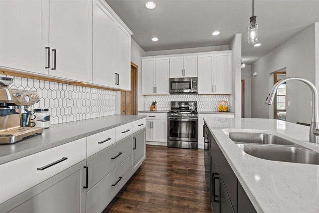 4647 N CHERRYVALE AVENUE, Appleton, WI 54913