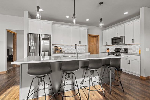 4647 N CHERRYVALE AVENUE, Appleton, WI 54913