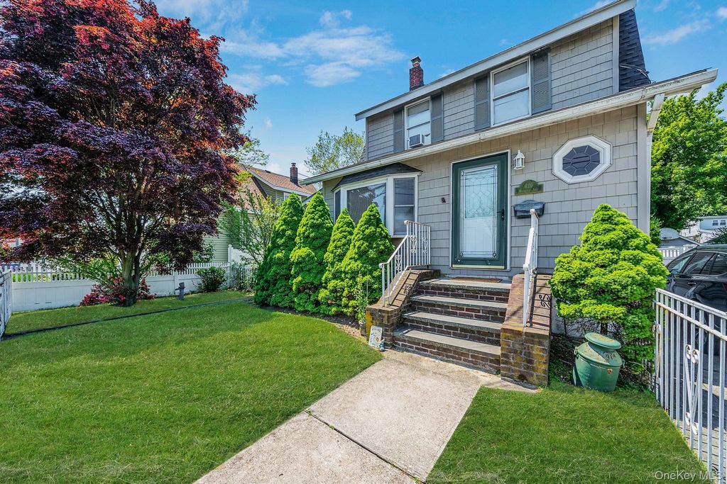 426 Midwood Avenue, Bellmore, NY 11710 — photo 2