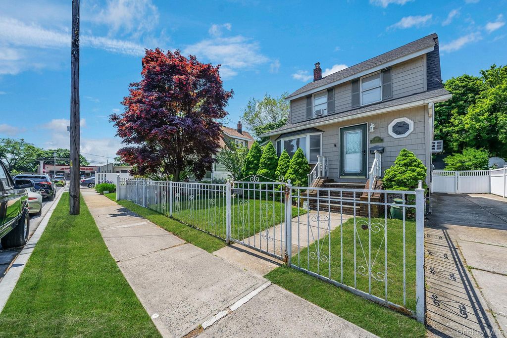 426 Midwood Avenue, Bellmore, NY 11710 — photo 3