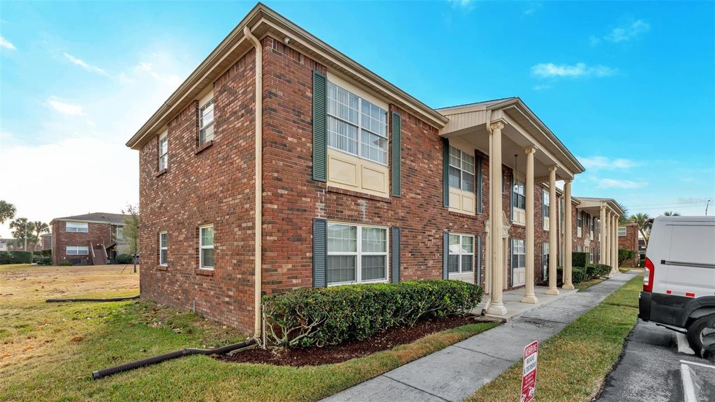 Image 10 of property listing at 1920 E EDGEWOOD DRIVE M2, Lakeland, FL 33803