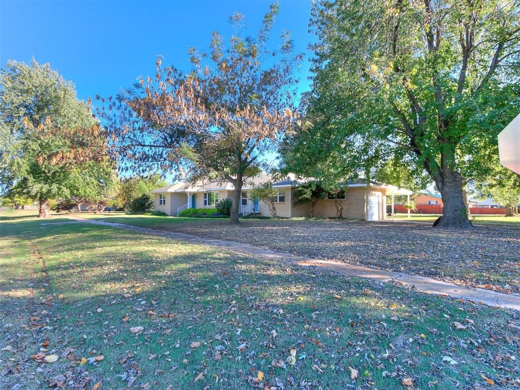 Image 3 of property listing at 319 W Jackson Street, Crescent, OK 73028