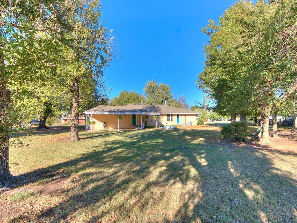 Image 4 of property listing at 319 W Jackson Street, Crescent, OK 73028