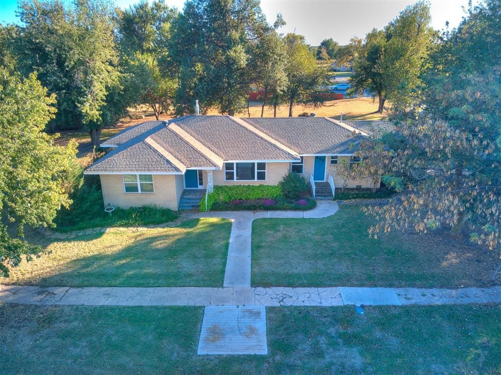 Image 5 of property listing at 319 W Jackson Street, Crescent, OK 73028