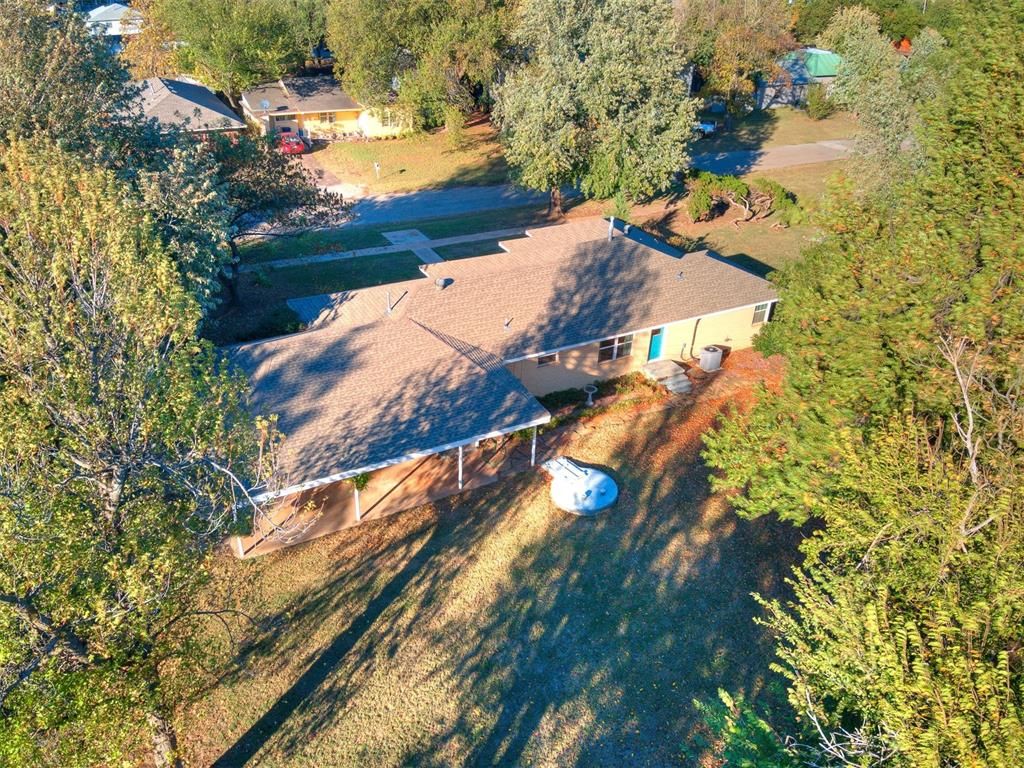 Image 8 of property listing at 319 W Jackson Street, Crescent, OK 73028