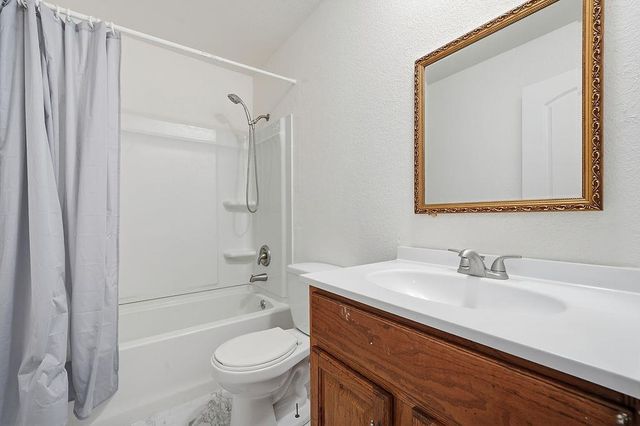 104 Wildflower Dr, Galt, CA 95632