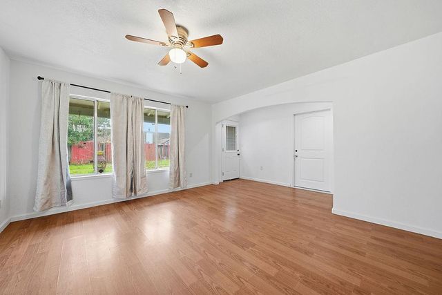 104 Wildflower Dr, Galt, CA 95632