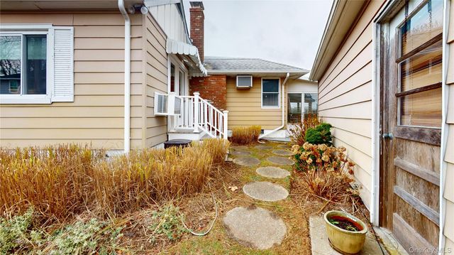 65 A Little Pine Lane, East Quogue, NY 11942