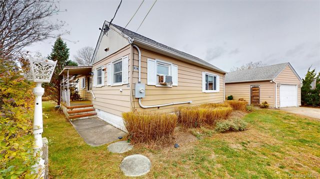 65 A Little Pine Lane, East Quogue, NY 11942