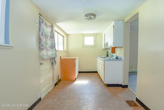 2913 Slevin St, Louisville, KY 40212