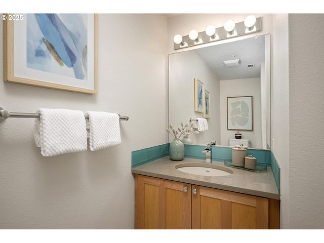 2327 Nw NORTHRUP St 12, Portland, OR 97210